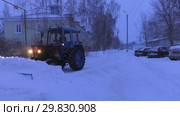 Трактор убирает снег с проезжей части. Tractor removes snow from the roadway. (2019 год). Стоковое видео, видеограф Евгений Романов / Фотобанк Лори