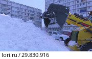 Трактор убирает снег с проезжей части. Tractor removes snow from the roadway. (2019 год). Редакционное видео, видеограф Евгений Романов / Фотобанк Лори
