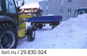 Трактор убирает снег с проезжей части. Tractor removes snow from the roadway. (2019 год). Редакционное видео, видеограф Евгений Романов / Фотобанк Лори