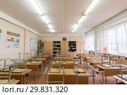 Класс после уроков, стулья подняты, перевернуты и лежат на партах (2019 год). Редакционное фото, фотограф Иванов Алексей / Фотобанк Лори