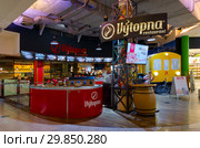 Ресторан Vytopna (пивная "Веерное депо") в ТЦ “Палладиум”, Прага, Чехия (2019 год). Редакционное фото, фотограф Ольга Коцюба / Фотобанк Лори