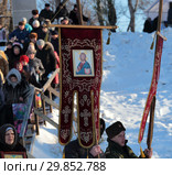 Крестный ход в День Крещения на деревянной лестнице. Спуск с берега реки Тобол с хоругвиями (2019 год). Редакционное фото, фотограф Анатолий Матвейчук / Фотобанк Лори
