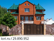 A Modern private house behind the fence. Стоковое фото, фотограф Володина Ольга / Фотобанк Лори