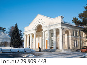 Зимний вид на дом культуры солнечным днем. ВДНХ. Москва. Winter view of the house of culture on a Sunny day. (2019 год). Редакционное фото, фотограф Кузин Алексей / Фотобанк Лори