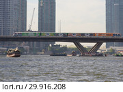 Поезд наземного метро BTS SkyTrain на мосту через реку Чао Пхрая. Бангкок, Таиланд (2019 год). Редакционное фото, фотограф Виктор Карасев / Фотобанк Лори