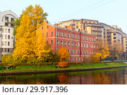 Река Ждановка. Жилые дома на набережной. Санкт-Петербург (2018 год). Редакционное фото, фотограф Александр Щепин / Фотобанк Лори