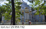 Walking to Pavilion Hermitage on artificial island in Alexandrovsky Park (2018 год). Редакционное видео, видеограф Ирина Мойсеева / Фотобанк Лори