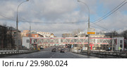 Москва, улица Боженко с видом на храм святого праведного Иоанна Русского (2019 год). Редакционное фото, фотограф Дмитрий Неумоин / Фотобанк Лори