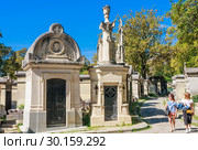 A view of the Pere Lachaise, the most famous cemetery of Paris, France, with the tombs of very famous people (2018 год). Редакционное фото, фотограф Николай Коржов / Фотобанк Лори