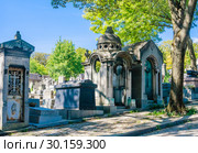 A view of the Pere Lachaise, the most famous cemetery of Paris, France, with the tombs of very famous people (2018 год). Редакционное фото, фотограф Николай Коржов / Фотобанк Лори