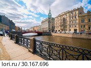 Embankment of the Moyka river, Red bridge, Zinger house in St. Petersburg. (2018 год). Редакционное фото, фотограф Алексей Маринченко / Фотобанк Лори