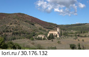 Вид на средневековое аббатство Сант-Антимо (Abbazia di Sant’Antimo) солнечным днем. Тоскана, Италия (2017 год). Стоковое видео, видеограф Виктор Карасев / Фотобанк Лори