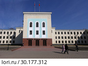 Дом правительства Карачаево-Черкесской Республики весной. Город Черкесск (2019 год). Редакционное фото, фотограф Алексей Гусев / Фотобанк Лори