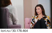 A session at the psychologist in the clinic. The doctor listening to her patient. Стоковое видео, видеограф Константин Шишкин / Фотобанк Лори