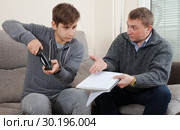 Father requires his son to finish playing computer games. Стоковое фото, фотограф Яков Филимонов / Фотобанк Лори
