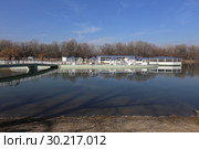 Пруд в парке "Зеленый остров" весной. Город Черкесск (2019 год). Редакционное фото, фотограф Алексей Гусев / Фотобанк Лори
