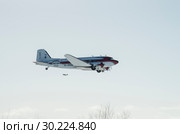 Самолет Douglas DC-3 в полете. Aircraft Douglas DC-3 in flight (2015 год). Редакционное фото, фотограф Евгений Романов / Фотобанк Лори