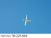 Yakovlev Yak-18T выполняет фигуры высшего пилотажа. Aircraft Yakovlev Yak-18T performs aerobatics (2015 год). Редакционное фото, фотограф Евгений Романов / Фотобанк Лори