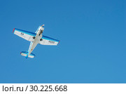 Yakovlev Yak-18T выполняет фигуры высшего пилотажа. Aircraft Yakovlev Yak-18T performs aerobatics (2015 год). Редакционное фото, фотограф Евгений Романов / Фотобанк Лори