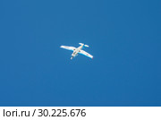 Yakovlev Yak-18T выполняет фигуры высшего пилотажа. Aircraft Yakovlev Yak-18T performs aerobatics (2015 год). Редакционное фото, фотограф Евгений Романов / Фотобанк Лори