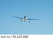 Yakovlev Yak-18T выполняет фигуры высшего пилотажа. Aircraft Yakovlev Yak-18T performs aerobatics. (2015 год). Редакционное фото, фотограф Евгений Романов / Фотобанк Лори