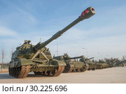Самоходная российская артиллерийская установка 2С19 "Мста-С" и ряд других самоходок в парке "Патриот", Кубинка (2016 год). Редакционное фото, фотограф Малышев Андрей / Фотобанк Лори