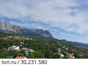 Красивый вид на гору Ай-Петри с восточной окраины города Алупка. Ялта, Крым, Россия (2018 год). Стоковое фото, фотограф Наталья Гармашева / Фотобанк Лори