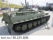 МТ-ЛБ (многоцелевой транспортёр лёгкий бронированный)  советский плавающий бронетранспортёр  в экспозиции на Международном военно-техническом форуме "Армия-2017",  Московская область, вид справа. Редакционное фото, фотограф Малышев Андрей / Фотобанк Лори