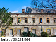 Building in Mostar damaged by the war and still not renovated. Ruined by bullet holes, mortar bomb shell grenade damage (2018 год). Стоковое фото, фотограф Николай Коржов / Фотобанк Лори