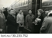 Провожающие у входа в вагон поезда. Редакционное фото, фотограф Retro / Фотобанк Лори