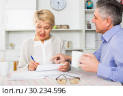 Mature man and woman are lead discussion. Стоковое фото, фотограф Яков Филимонов / Фотобанк Лори