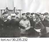 Уинстон Черчилль вручает Сталину «Меч чести» за битву под Сталинградом на Тегеранской конференции. Стоковое фото, фотограф Retro / Фотобанк Лори