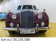 Автомобиль "Бентли" S2 (Bentley S2 4-door Saloon) 1960 года выпуска на выставке старых и редких автомобилей (2018 год). Редакционное фото, фотограф Сергей Рыбин / Фотобанк Лори