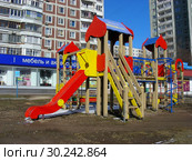 Детская игровая площадка на улице Пришвина. Район Бибирево. Город Москва (2015 год). Редакционное фото, фотограф lana1501 / Фотобанк Лори