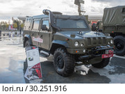 Итальянский бронированный автомобиль Iveco LMV M65 Lynx «Рысь» с эмблемой ВДВ (собранный из машинокомплектов в России) на Международном военно-техническом форуме «Армия-2017», вид справа-спереди. Редакционное фото, фотограф Малышев Андрей / Фотобанк Лори