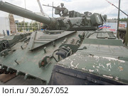 Российский основной газотурбинный танк Т-80Б в экспозиции парка "Патриот" в Московской области, фрагмент спереди (2016 год). Редакционное фото, фотограф Малышев Андрей / Фотобанк Лори