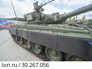 Российский основной газотурбинный танк Т-80Б в экспозиции парка "Патриот" в Московской области, вид на правый борт (2016 год). Редакционное фото, фотограф Малышев Андрей / Фотобанк Лори