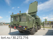 Российская радиолокационная станция всевысотный обнаружитель 96Л6Е в новом парке "Патриот", вид спереди-слева (2016 год). Редакционное фото, фотограф Малышев Андрей / Фотобанк Лори