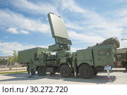 Российская радиолокационная станция всевысотный обнаружитель 96Л6Е в новом парке "Патриот", вид сбоку (2016 год). Редакционное фото, фотограф Малышев Андрей / Фотобанк Лори