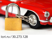 Автомобильное колесо на замке с цепью. Защита автомобиля от угона (2019 год). Редакционное фото, фотограф Юрий Морозов / Фотобанк Лори