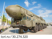 Российская пусковая установка 15У168 комплекса «Тополь» с баллистической ракетой РС-12М (по классификации НАТО SS-25 Sickle) в военно-патриотическом парке "Патриот", вид сбоку-спереди (2016 год). Редакционное фото, фотограф Малышев Андрей / Фотобанк Лори