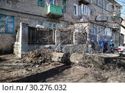 Последствия упавшешл дерева на проезжую часть, которое росло вплотную, к дому в городе Волгоград, улица Северный городок д.1 (2019 год). Редакционное фото, фотограф Владимир Арсентьев / Фотобанк Лори
