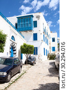 Центральные жилые улицы сине-белого города Сиди-Бу-Саид (Sidi Bou Said). Тунис, Африка (2012 год). Редакционное фото, фотограф Кекяляйнен Андрей / Фотобанк Лори