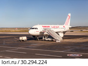Аэробус A319 авиакомпании Tunisair с номером TS-IMK в международном аэропорту Хабиб Бургиба, Тунис, Африка (2012 год). Редакционное фото, фотограф Кекяляйнен Андрей / Фотобанк Лори