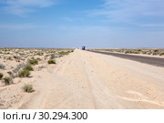 Пассажирский автобус на трассе из Алжира в Тунис, через соляное озеро Chott El Jerid. Пустыня Сахара, Африка (2012 год). Стоковое фото, фотограф Кекяляйнен Андрей / Фотобанк Лори