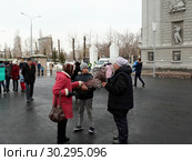 Самара. Масленица. Торговля вербой (2019 год). Редакционное фото, фотограф Светлана Кириллова / Фотобанк Лори