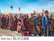Праздничное шествие "Каталиха" на празднике Масленицы. Старославянский традиционный праздник. Бердск, Новосибирская область, Западная Сибирь, Россия (2019 год). Редакционное фото, фотограф Евгений Мухортов / Фотобанк Лори