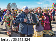 Праздничное шествие "Каталиха" на празднике Масленицы. Старославянский традиционный праздник. Бердск, Новосибирская область, Западная Сибирь, Россия (2019 год). Редакционное фото, фотограф Евгений Мухортов / Фотобанк Лори