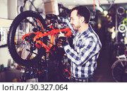 Man fixate the seat to a sports bike. Стоковое фото, фотограф Яков Филимонов / Фотобанк Лори