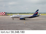 Cамолет "К.Кулиев" на рулежке в аэропорту. Казань, Россия (2018 год). Редакционное фото, фотограф Вадим Хомяков / Фотобанк Лори